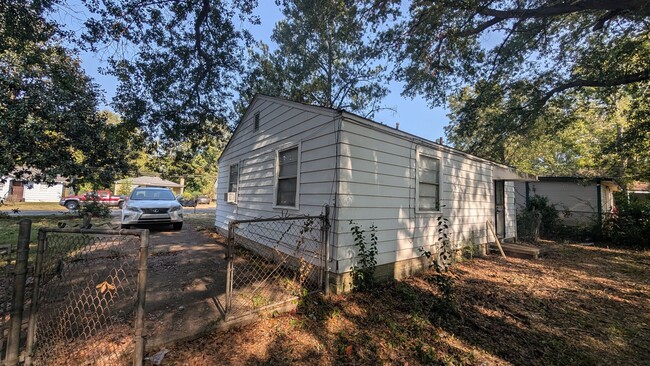 Building Photo - Newly Renovated 2BR with Large Fenced Yard