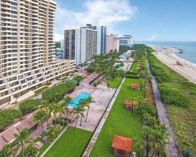 Building Photo - 2555 Collins Ave