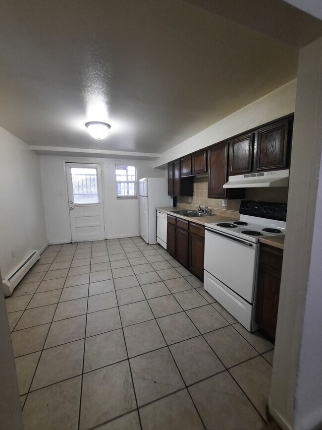 Building Photo - Now Leasing: Updated 2BR in Golden 4-Plex ...