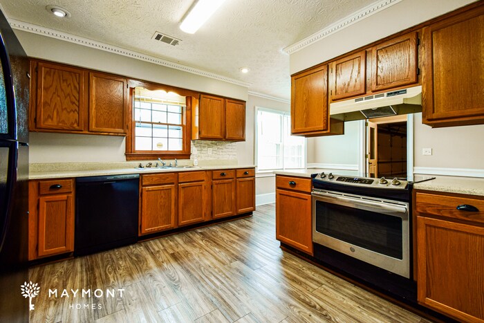 Building Photo - 2355 Fieldstone Dr SE