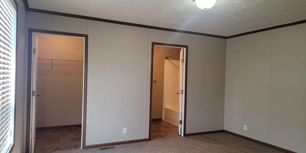 Building Photo - 300 Hunt Club Dr