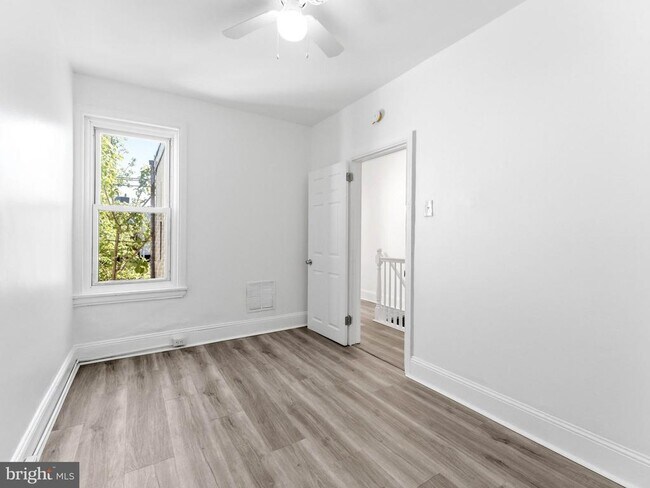 Building Photo - 1831 E Clementine St