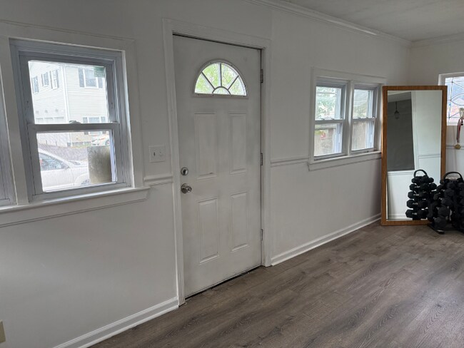 Building Photo - 8 Berges Ave