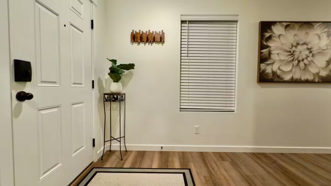 Building Photo - 5 Bedroom / 3 Bath Home with AC & Fully Fe...