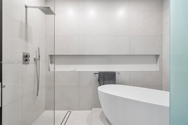 Building Photo - 900 Brickell Key Blvd