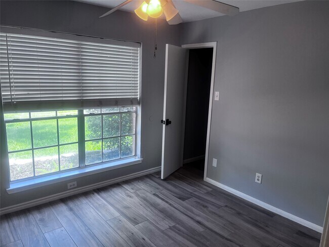 Building Photo - 1810 Village Ct Ln