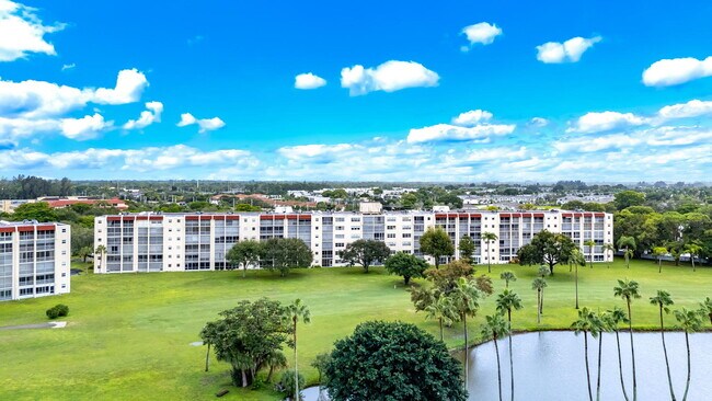 Primary Photo - 3951 Via Poinciana