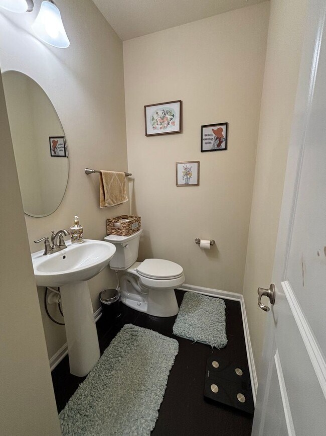 Building Photo - 3 Bedroom Townhome - Available March 1st!