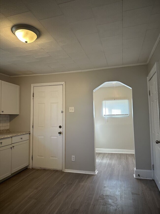 Building Photo - Three Bedroom Single Family Home Close to ...