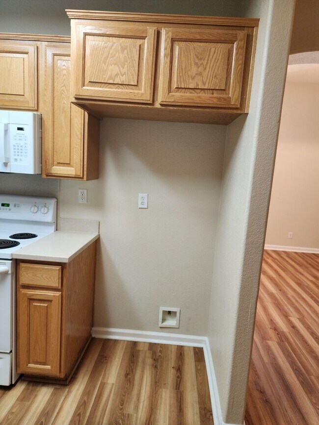 Building Photo - 4 bedroom 2 bathroom home Near Christofferson Pkwy Close to Walnut Elementary, Turlock Jr High Sc...