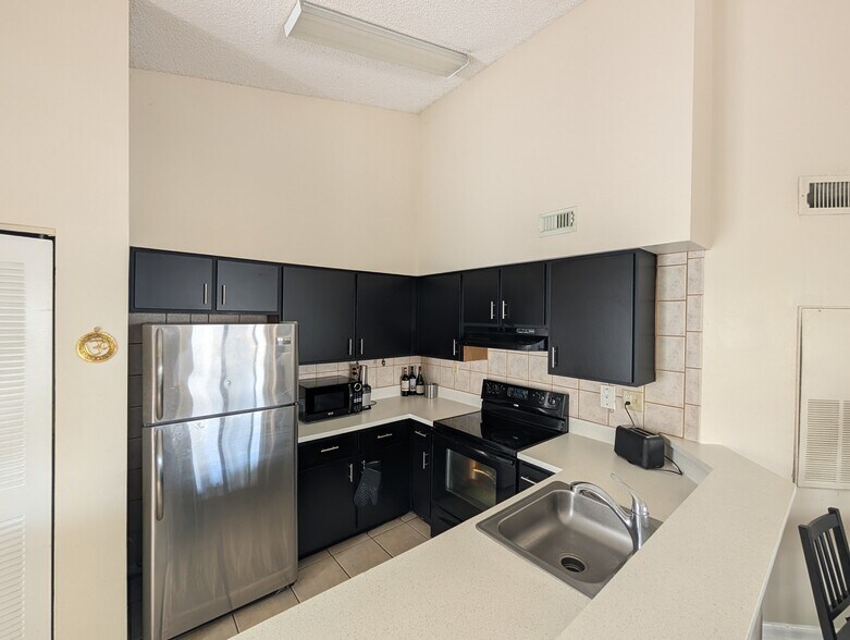 Building Photo - 2550 SW 18th Ter