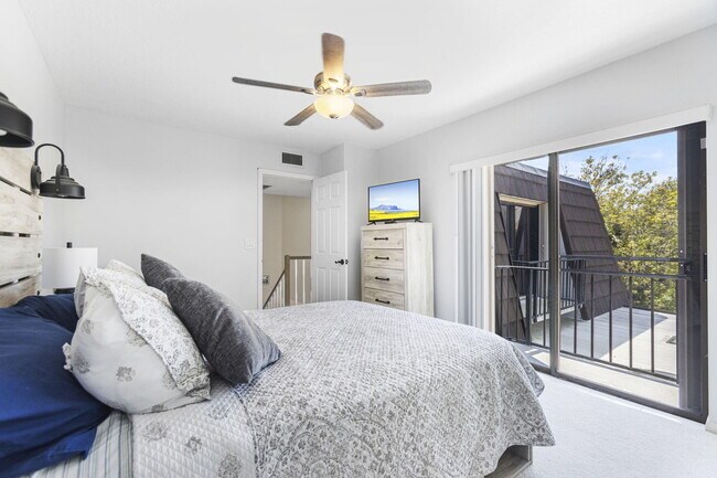 Building Photo - 5674 SE Riverboat Dr