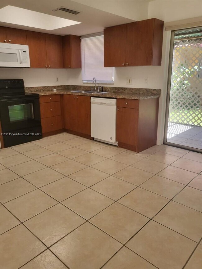 Building Photo - 2554 NW 52nd Ave