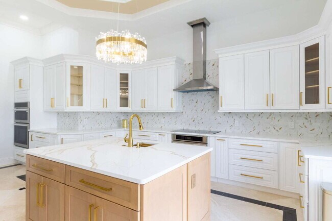 Building Photo - 4/3 Stunning Waterfront home in the heart of Clearwater Beach!