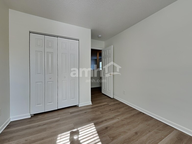 Building Photo - 37 Valleyfield Dr