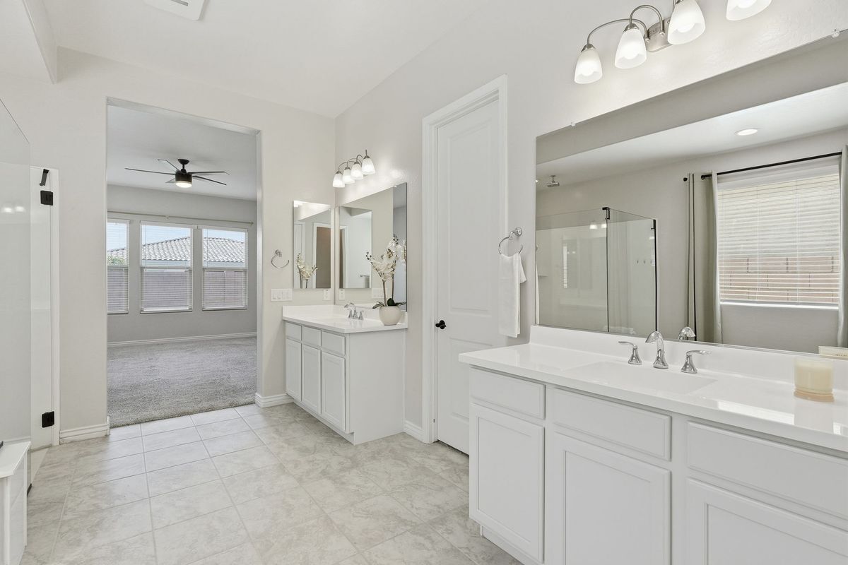 Building Photo - 10631 E Thatcher Ave