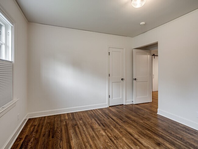 Building Photo - Luxury Living in the Heart of Tulsa