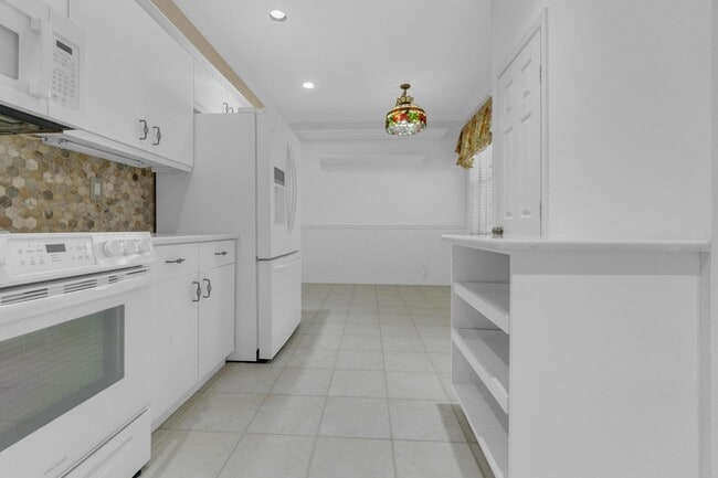 Building Photo - 10664 Royal Caribbean Cir
