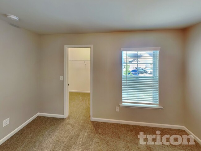 Building Photo - 725 Vanguard St