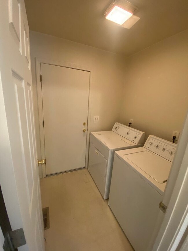 Building Photo - Charming 3 Bedroom