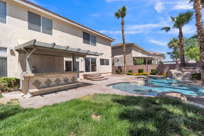 Building Photo - LUXORY 5 BEDROOM 3 1/2 BATH HOME LOCATED I...