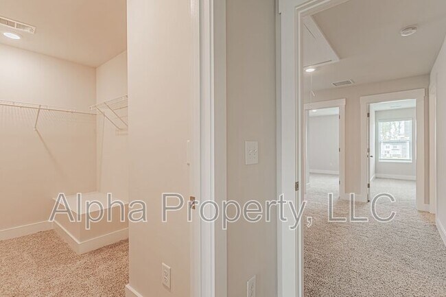 Building Photo - 422 Ellis Mill St