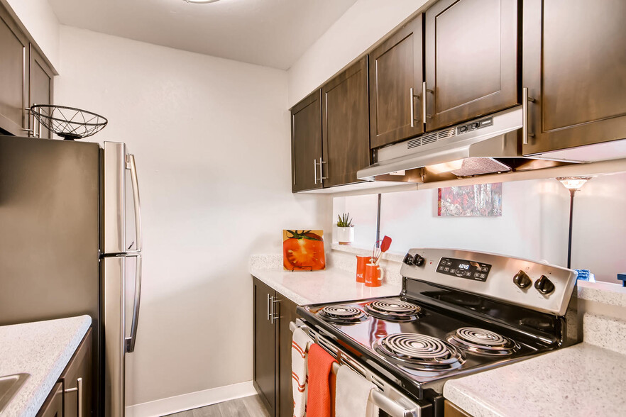 Mountain Vista | Lakewood, CO Apartments | Kitchen - Mountain Vista