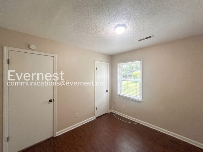 Building Photo - 2 Bed, 1 Bath Home with Fenced Yard / Pet-Friendly / Available Now!