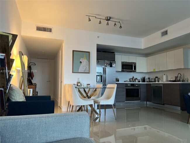 Building Photo - 1010 SW 2nd Ave