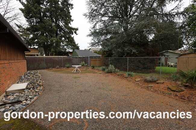 Building Photo - SE Cedar Ave - Single level 2 bedroom unit in duplex