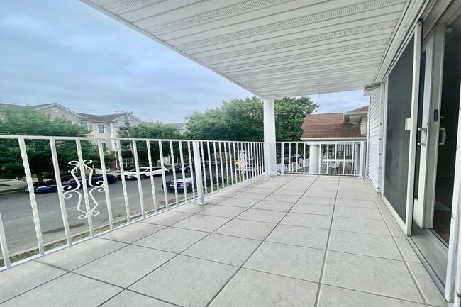 Building Photo - 264 Custer Ave