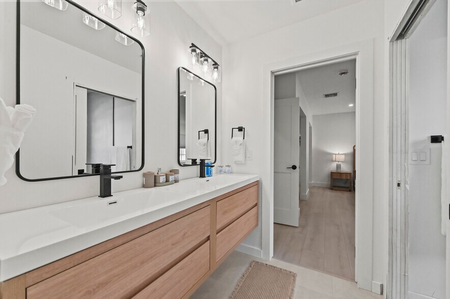 jack & jill bathroom - 3400 Parker Ave