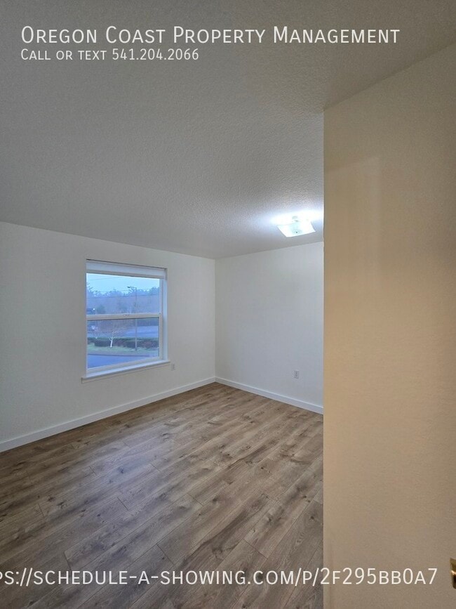 Building Photo - 1135 SE Oar Ave