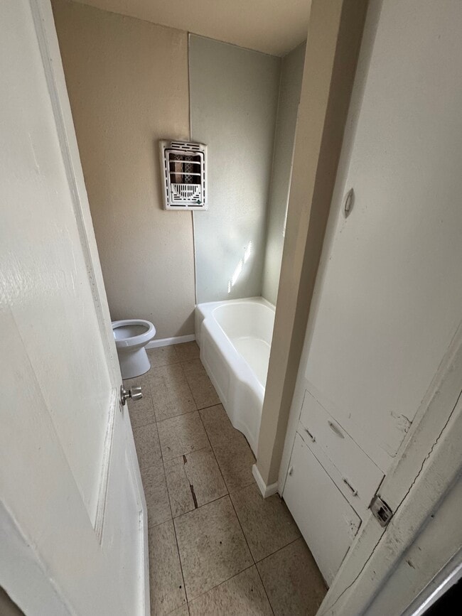 Building Photo - 1164 W 24th St