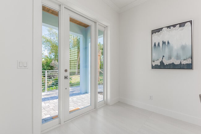 Building Photo - 4674 SE Manatee Way