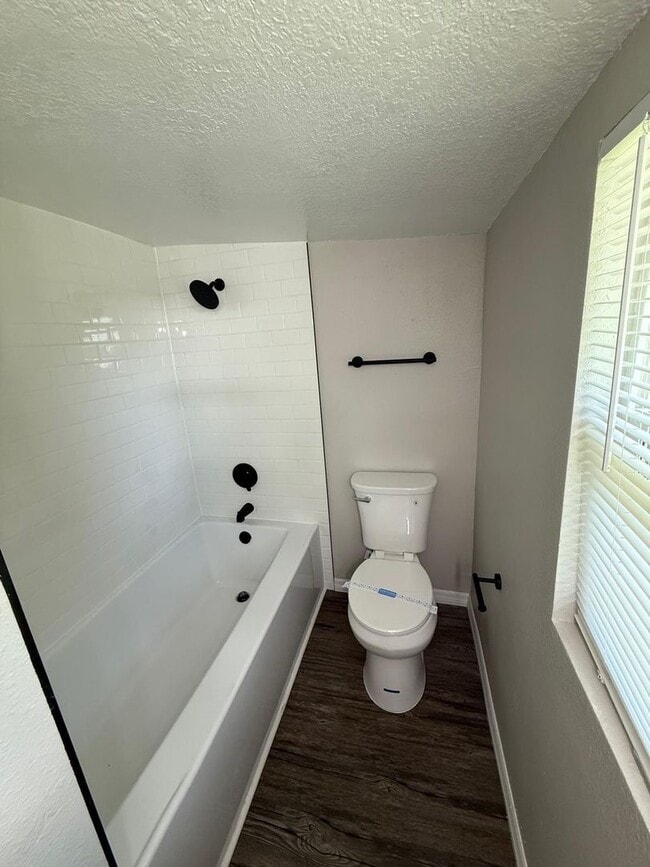 Building Photo - Renovated 2 bedroom, 2 bathroom duplex in ...