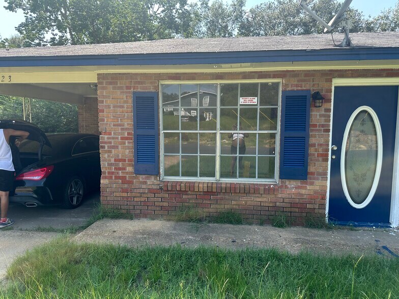 Front of house/ carport - 423 N Wilson Blvd