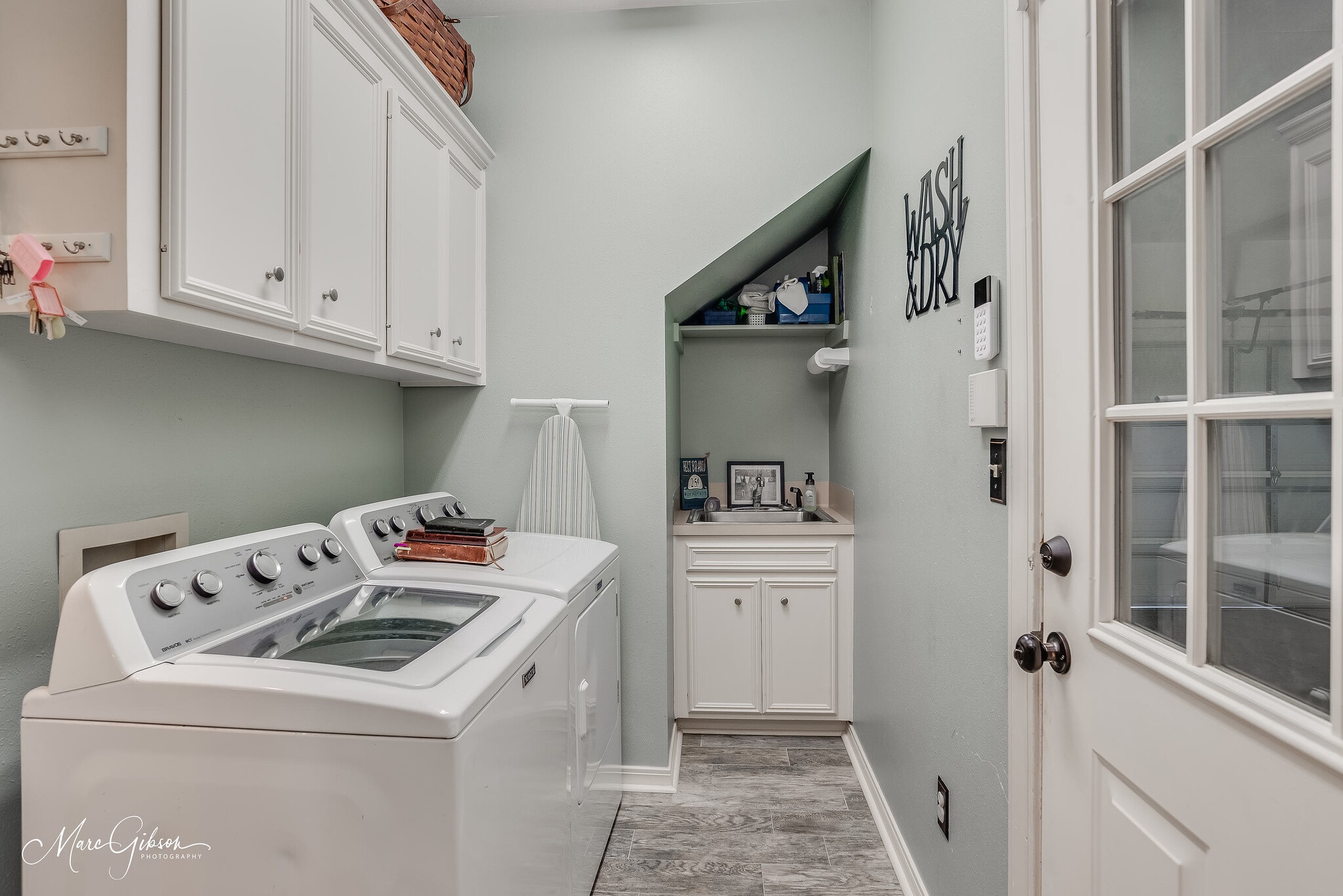 Building Photo - 1260 Capilano Dr