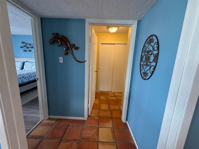 Building Photo - 500 Tiki Dr