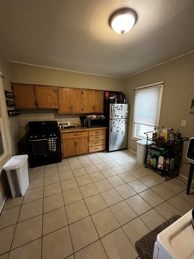 Building Photo - 3 Bed 1 Bath close to UWEC! Available July...