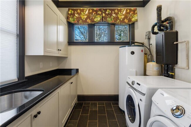 Building Photo - 979 Springdale Rd NE