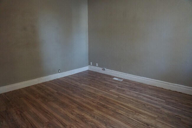 Building Photo - 968 W 500 S