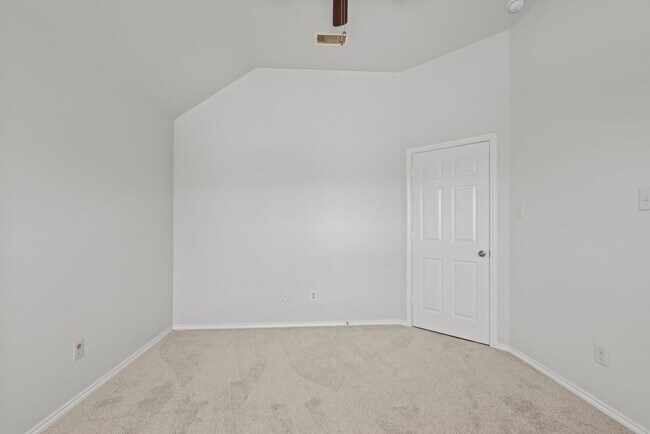 Building Photo - Spacious 3-Bedroom Home in Lakeshore with ...