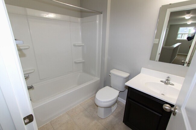 Building Photo - 4 Bed, 2.5 Bath Single Family Home in Mart...