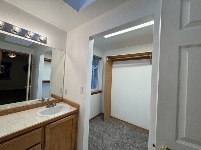 Building Photo - 4534 SW Pasadena St