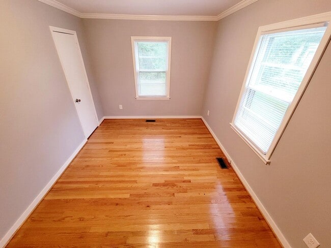 Building Photo - Your Cozy New Home Awaits in Burlington!