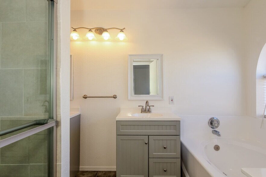 Building Photo - 252 W Wahalla Ln