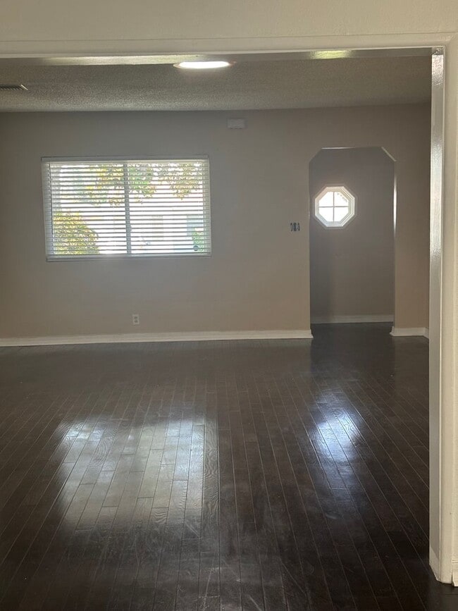 Building Photo - Awesome Property