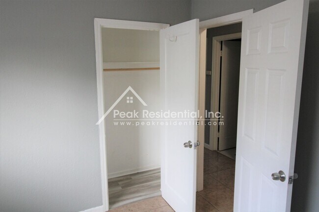 Building Photo - Fruitridge Manor 3bd/1ba House with Garage
