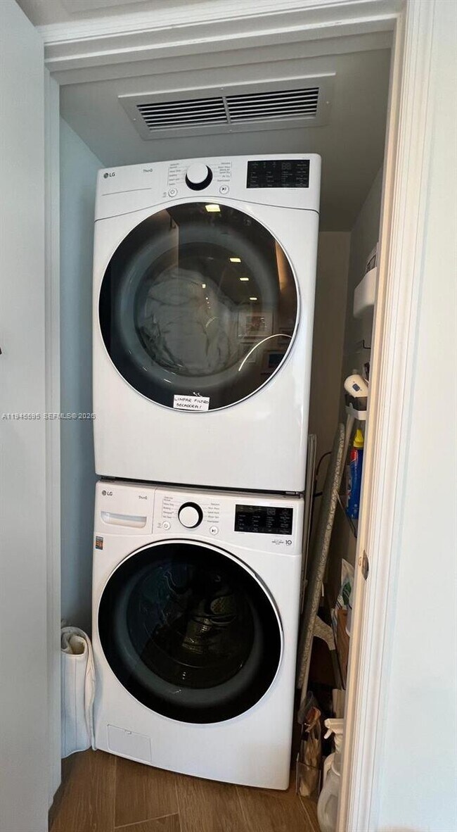 Building Photo - 9821 E Bay Harbor Dr